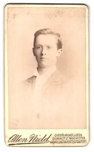Fotografie Allen Nield, Leeds, Queen`s Arcade, Portrait junger Mann im Anzug mit Krawatte