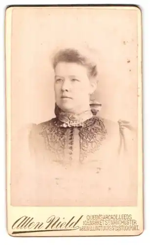 Fotografie Allen Nield, Leeds, Queen`s Arcade, Portrait bürgerliche Dame im bestickten Kleid