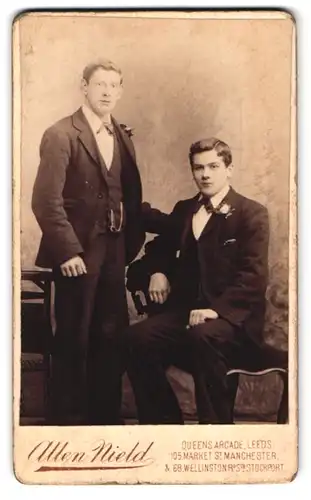 Fotografie Allen Nield, Leeds, Queen`s Arcade, Portrait zwei junge Herren im Anzug mit Fliege