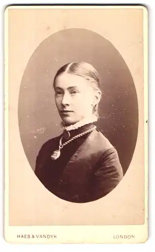 Fotografie Haes & Vandyk, London-W, 19 Westbourne Grove, Brustportrait junge Dame mit Kragenbrosche und Amulett
