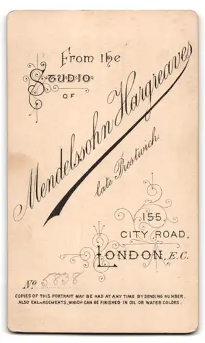 Fotografie Mendelssohn Hargreaves, London-EC, 155, City Road, Portrait junger Mann in modischer Kleidung