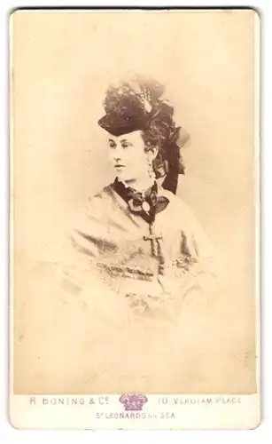 Fotografie R. Boning & Co., St. Leonards on Sea, 10, Verulam Place, Portrait junge Dame mit Hut und Kreuzkette