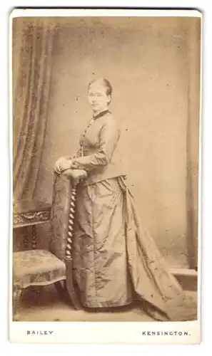 Fotografie H. Bailey, Kensington, 4, Newland Terrace, Portrait junge Dame in zeitgenössischer Kleidung