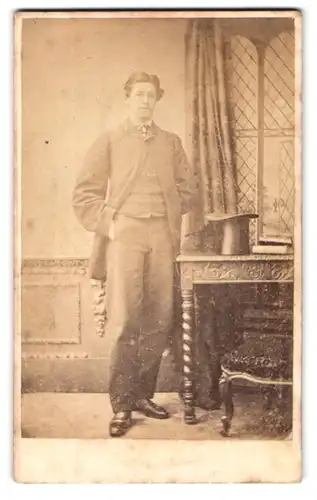Fotografie The London School of Photography, London, 103, Newgate Street, Portrait modisch gekleideter Herr mit Zylinder