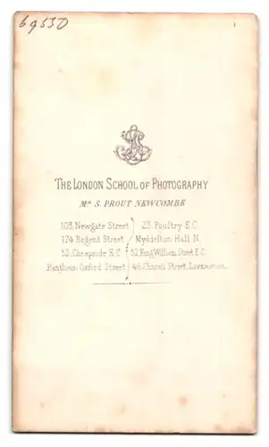 Fotografie The London School of Photography, London, 103, Newgate Street, Portrait bürgerlicher Herr auf Stuhl sitzend