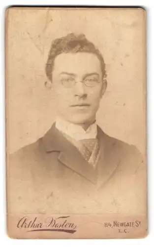 Fotografie Arthur Weston, London-EC, 84, Newgate St., Portrait junger Mann im Anzug mit Brille