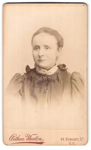 Fotografie Arthur Weston, London-EC, 84, Newgate St., Portrait junge Dame mit zurückgebundenem Haar
