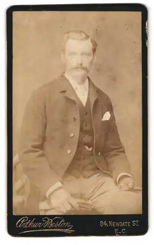 Fotografie Arthur Weston, London-EC, 84, Newgate St., Portrait modisch gekleideter Herr mit Schnurrbart
