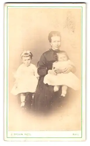 Fotografie J. Brown, Rhyl, 3 Kinmel Street, Portrait bürgerliche Dame mit kleinem Mädchen und Kleinkind