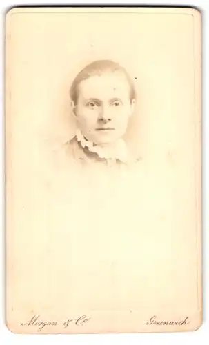 Fotografie Morgan & Co., Greenwich, Portrait junge Dame mit zurückgebundenem Haar