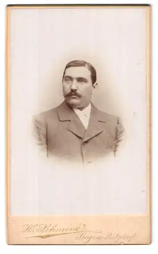 Fotografie Heinrich Schmeck, Siegen, Bahnhofstrasse 12, Portrait eleganter Herr mit Zwirbelbart