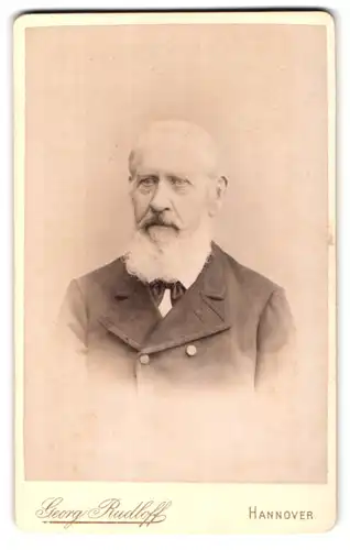 Fotografie Georg Rudloff, Hannover, Mehlstrasse 5, Portrait älterer Herr mit Fliege und Vollbart
