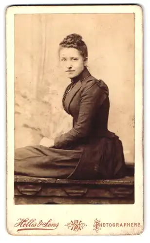 Fotografie Hellis & Sons, London, 211 & 213 Regent St., Portrait junge Dame in zeitgenössischer Kleidung