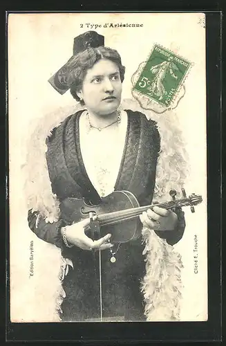 AK Arles, Type d`Arlésienne, Frau mit einem Instrument