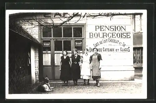 AK Angestellte des Geschäfts Pension Bourgeoise, Reklame für Byrrh auf Emailleschild