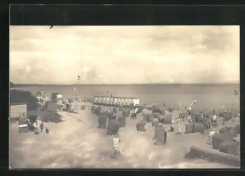 AK Timmendorfer Strand, Badegäste und Strandkörbe an der Ostseeküste