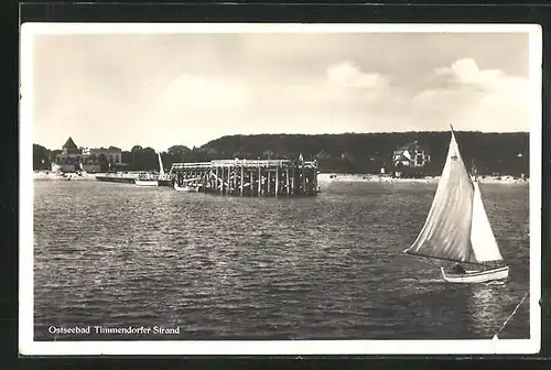 AK Timmendorfer Strand, Blick auf den Strand vom Wasser aus mit Segelbooten