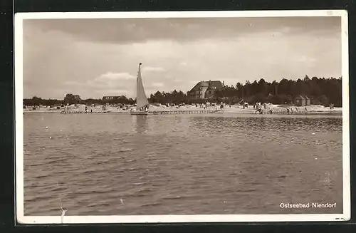 AK Niendorf, Strand und Segelboot