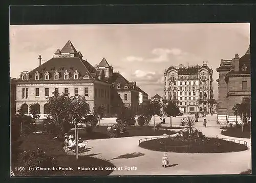 AK La Chaux-de-Fonds, Place de la Gare et Poste