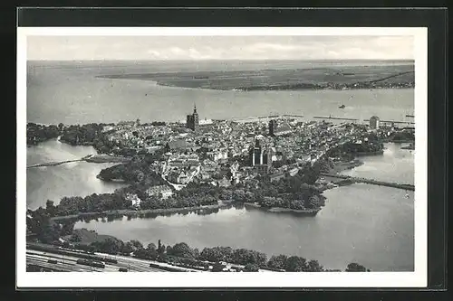 AK Stralsund, Fliegeraufnahme der Inselstadt am Meer