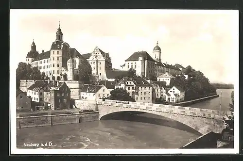 AK Neuburg a.d.D., die Brücke vor dem Schloss