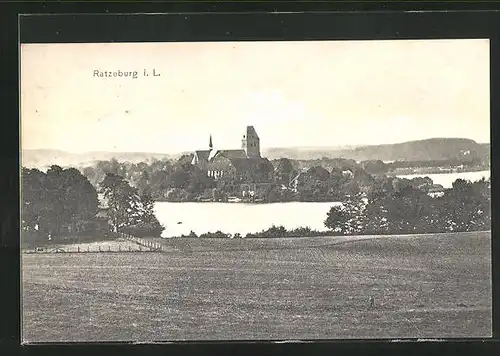 AK Ratzeburg i.L., Ortspanorama mit der Kirche vom Feld aus