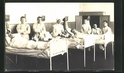 AK Rotes Kreuz, Krankenzimmer im Lazarett, Soldaten in ihren Betten