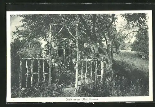 AK Kriegsgräber, ein Grab aus Birkenholz unter Obstbäumen