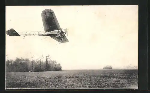 AK Flugzeug im Flug knapp über dem Feld