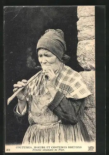 AK Bretagne, Femme allumant sa Pipe, Coutumes, Moers et Costumes Bretons