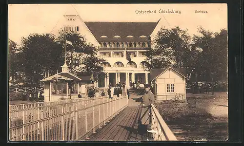 AK Glücksburg, Passanten vor dem Kurhaus