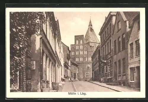 AK Mölln i. Lbg., Strassenpartie mit Kirche