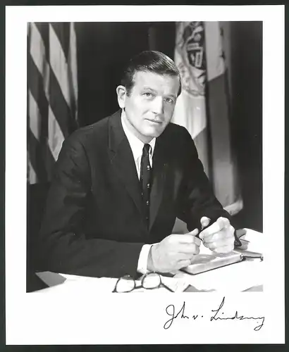 Fotografie Original Autograph John v. Lindsay, 1966-1973 Bürgermeister von New York, Beiliegend zwei Anschreiben