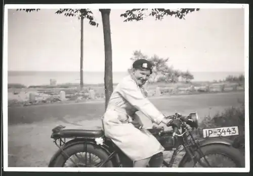 Fotografie Motorrad FN, Dame auf Krad sitzend, Kennzeichen: IP-3443