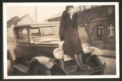 Fotografie Auto, Mädchen sitzt auf PKW mit Kennzeichen Hamburg