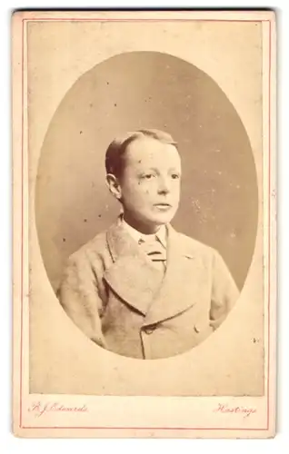 Fotografie B.J.Edwards, London, 6 The Grove Hackney, Portrait kleiner Junge zur Seite schauend