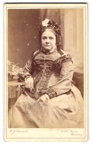 Fotografie B.J.Edwards, London, 6 The Grove Hackney, alte vornehme Dame mit rüschigem Kleid