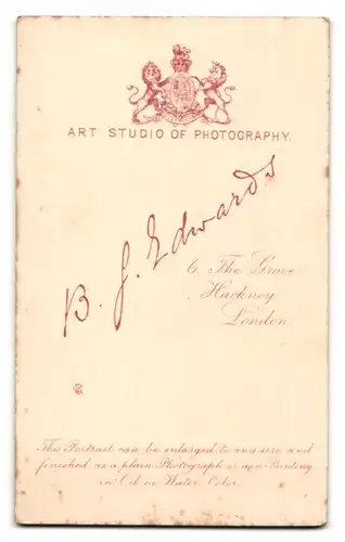 Fotografie B.J.Edwards, London, 6 The Grove Hackney, Portrait vornehme Dame nach unten schauend