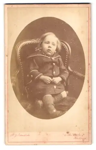Fotografie B.J.Edwards, London, 6 The Grove Hackney, kleines niedliches Kind auf Lehnstuhl sitzend
