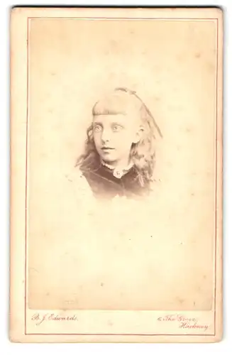 Fotografie B.J.Edwards, London, 6 The Grove Hackney, blasses Portrait hübsches Mädchen mit gewellten Haaren