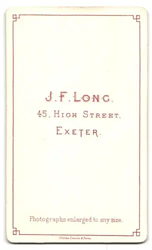 Fotografie J.F. Long, Exeter, 45 High Street, vornehmer Junge in Samtjacke mit übereinandergeschlagenen Beinen