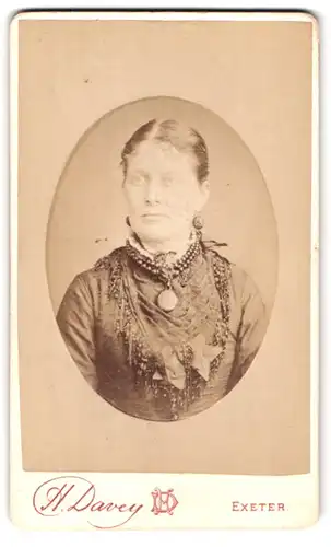 Fotografie H. Davey, Exeter, North Street, Portrait geisterhafte Dame mit dicker Kette