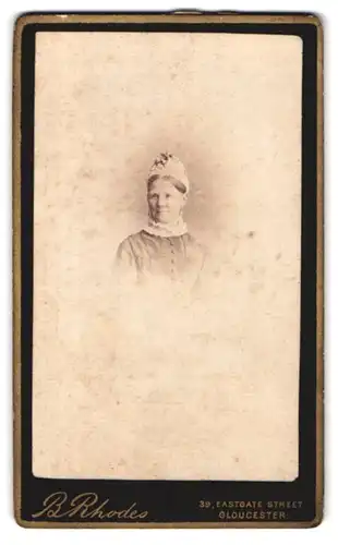 Fotografie B. Rhodes, Gloucester, 39 Eastgate Street, Portrait vornehme Dame mit Spitzenhaube