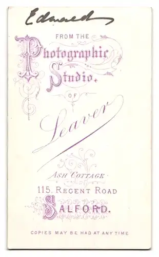 Fotografie Leaver, Salford, 115 Regent Road, Portrait vornehmer Junge mit gehobenem Kinn