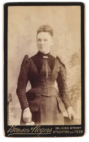 Fotografie Bowser Rogers, Stockton on Tees, 134 High Street, junge vornehme Dame in interessantem Kleid