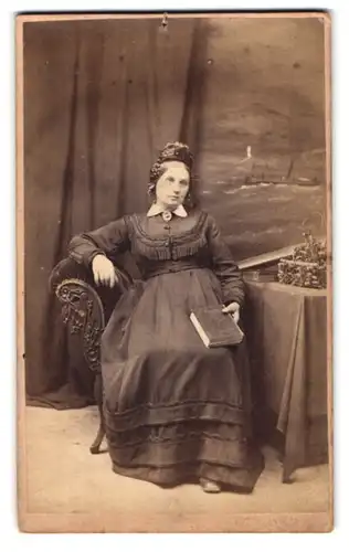 Fotografie W. Reynolds, Exmouth, 7 High Street, junge Dame gelangweilt zur Seite schauend
