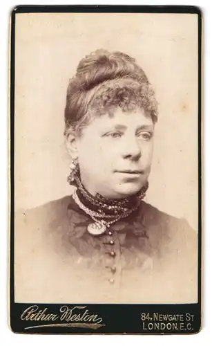 Fotografie Arthur Weston, London, 84 Newgate Street, Portrait bürgerliche Dame zur Seite schauend