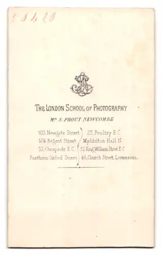 Fotografie Mr. S. Prout Newcombe, London, 174 Regent Street, seltsamer Mann neben Sessel stehend