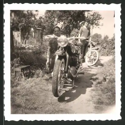 Fotografie Motorrad Horex, Bursche schraubt am Krad im Garten