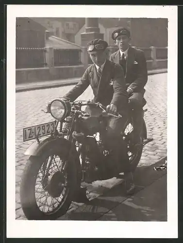 Fotografie Motorrad Ardie, Burschen auf Krad sitzend, Kennzeichen: IZ-12923